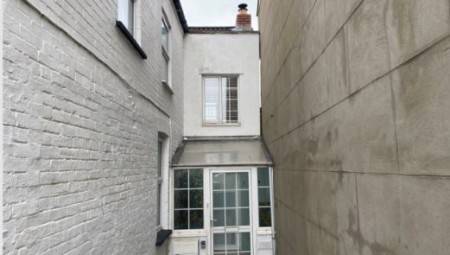 بريطانيا..  منزل بحجم الباب معروض للبيع مقابل 109.000 إسترليني