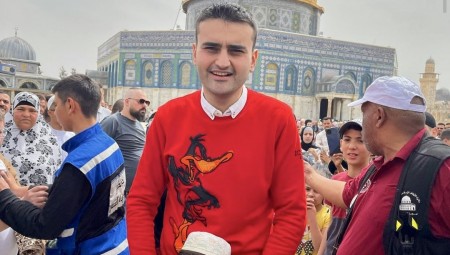 بالصور..  آلاف الجمهير في المسجد الأقصى ترحب بـ الشيف بوراك التركي