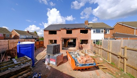 بريطانيا.. هدم منزل ضخم بقيمة 200 ألف جنيه إسترليني بعد بنائه دون إذن تخطيط