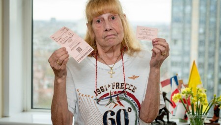 بريطانية تصبح الفائزة بجائزة اليانصيب الكبري لـ 10 دقائق.. ثم انهار كل شيء