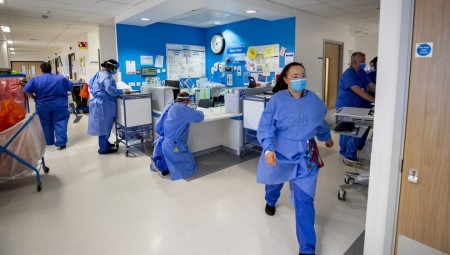 رئيس NHS: الضغوط على المستشفيات أصبحت مصدر قلق خطير.. وأدعو الوزراء للتحرك 