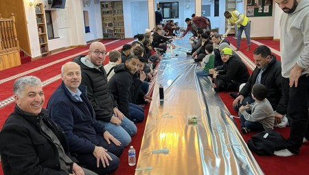 بالصور.. النادي الاجتماعي الفلسطيني يستضيف إفطاراً رمضانياً في مسجد الإسراء بلندن