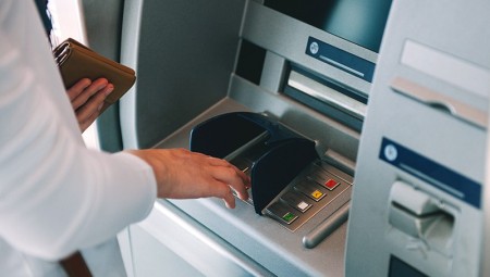 وزارة الداخلية تشن حملة جديدة ضد المهاجرين تتمثل في إغلاق حساباتهم البنكية