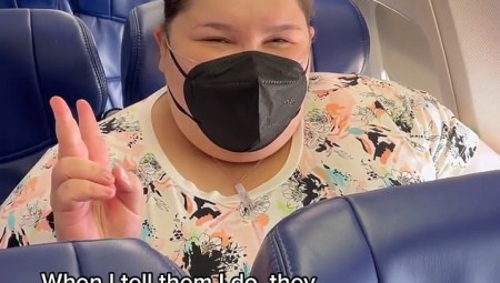 ناشطة من أصحاب الوزن الزائد تطالب شركات الطيران بمنحهم مقعدين مجانيين إضافيين.. والسبب!