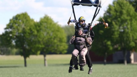 فيديو: مسنة سويدية تجاوز عمرها المئة عام تقفز بالمظلة وتحطم رقماً قياسياً