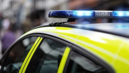بريطانيا: سيارة شرطة تدهس طفلاً وتتسبب بإصابات بالغة له... وبدء التحقيقات في الحادثة