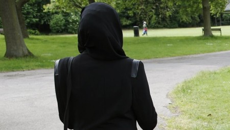 في فرنسا.. مطعم يمنع دخول والدة شاب مغربي لأنها محجبة