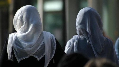 طالبة فرنسية مسلمة منعت من دخول قاعة امتحان الثانوية لأنها ترتدي الحجاب
