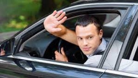 غرامات تصل إلى 1000 جنيه إسترليني قد يواجهها السائقون عند التعبير عن امتنانهم للسائقين الآخرين