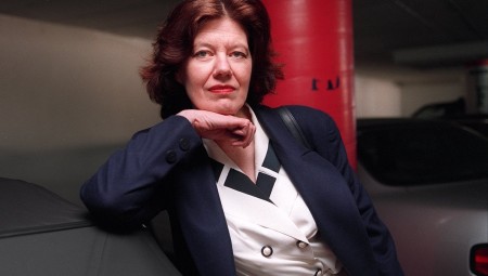 وفاة الكاتبة البريطانية آن بيري عن 84 عاما