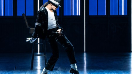 قبعة لمايكل جاكسون مطروحة للبيع في مزاد باريسي