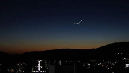 علماء بريطانيا المسلمون يشككون في صحة رصد السعودية لهلال الشهر الجديد ويدعون لاستطلاعه محليا