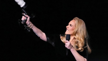 أديل تدعو الجمهور إلى الكف عن إلقاء أشياء على الفنانين خلال حفلاتهم