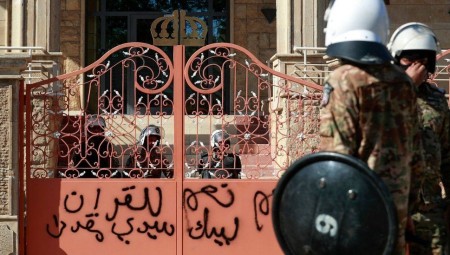 إحراق السفارة السويدية ببغداد خلال تظاهرة ضد تجمع ينوي منظمه حرق القرآن