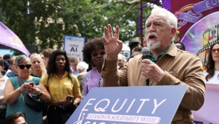 مئات الممثلين في لندن يتضامنون مع زملائهم الأميركيين