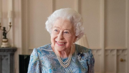 إطلالة باسمة وبلا عصا للملكة إليزابيث قبل أسابيع من الاحتفالات بيوبيل جلوسها