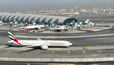 طيران الإمارات يرفض الامثتال لأوامر مطار هيثرو للحد من المسافرين