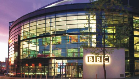 مقدم برامج مخضرم في بي بي سي متهم بدفع المال لقاصر مقابل الحصول على صور فاضحة
