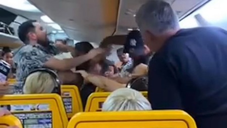 فيديو/ بريطانيا: عراك بالأيدي على متن طائرة رايان أير.. والسبب مقعد على النافذة