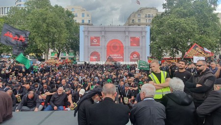 بالصور: انطلاق أكبر مسيرة حسينية في لندن للتنديد بالاعتداء على المصحف الشريف