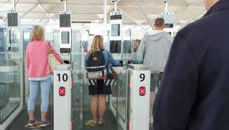 الحكومة تسمح لمن هم دون 12 عاما باستخدام البوابات الاكترونية عبر منافذ السفر حول المملكة المتحدة