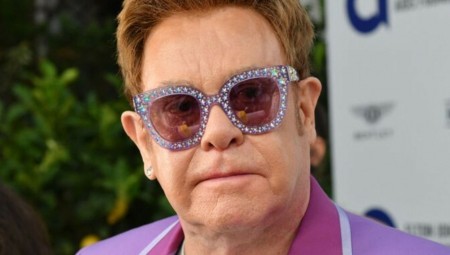 النجم البريطاني إلتون جون يحتفل بعيد ميلاده الخامس والسبعين