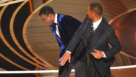 أوسكار .. صفعة ويل سميث لكريس روك تخطف الأضواء من فوزه بجائزة أفضل ممثل