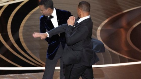 ويل سميث يستبق باستقالته قرار أكاديمية الأوسكار في شأن صفعه كريس روك