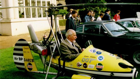 (فيديو من الأرشيف): الطيار والمخترع الراحل كين واليس يحلق بمروحية اخترعها فوق سماء بريطانيا