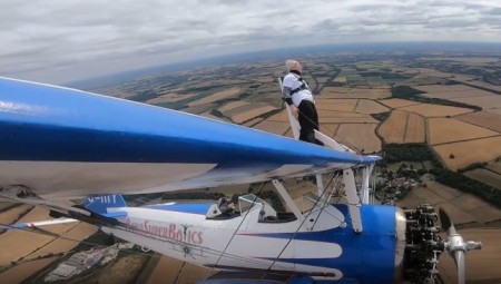 مسنة بريطانية عمرها 93 سنة تمارس هواية الوقوف فوق الطائرة بينما تقوم بحركات بهلوانية