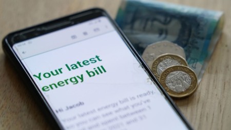 بالفيديو: العائلات البريطانية تواجه أزمة حقيقية ممثلة بارتفاع فواتير الطعام والتدفئة