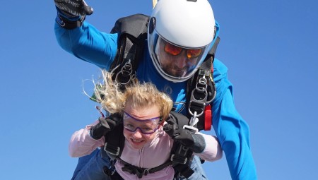 (فيديو): طفلة بريطانية تقفز بالمظلة وتحطم رقما قياسيا لتصبح أصغر بريطانية تفعل ذلك