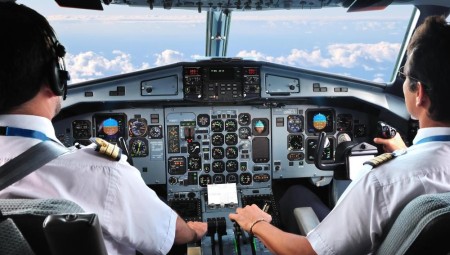 اشتباك بالأيادي بين قبطاني رحلة فرنسية يجبر طاقم الطائرة على التدخل