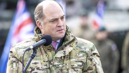 وزير الدفاع يبدي رغبة بالاعتماد على قوة احتياط من الاختصاصيين