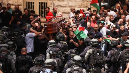 الفلسطينيون يشيعون شيرين أبو عاقلة صوت فلسطين إلى مثواها الأخير في القدس