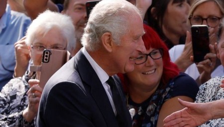 هدية تضحك الملك تشارلز في عز الحزن على وفاة والدته إليزابيث الثانية