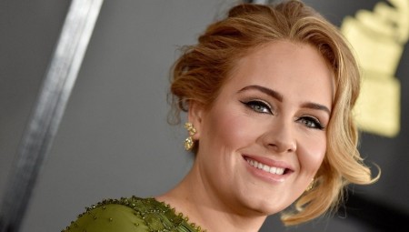 أديل تعيد جدولة حفلاتها في لاس فيغاس