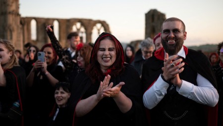 رقم قياسي جديد سجل في إنكلترا لعدد المتنكرين بأزياء مصاصي الدماء