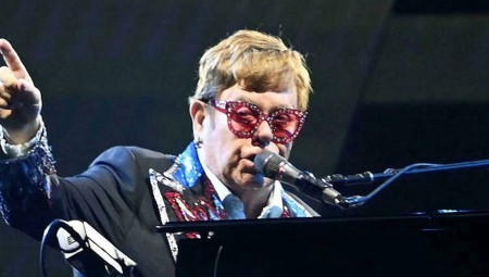 إلتون جون يظهر بوضع صحي جيد في حفلة باريسية ضمن جولته الأخيرة