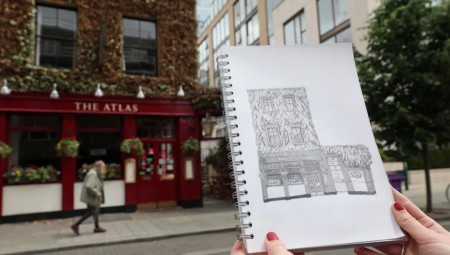 رسامة تطمح إلى تجسيد حانات لندن كلها في رسوماتها