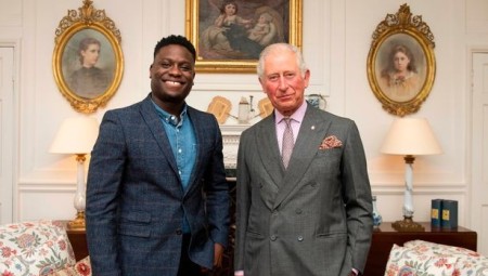 الملك يفاجئ الشاب هيزرون بإبلاغه شخصيا بفوزه بجائزة فخر بريطانيا