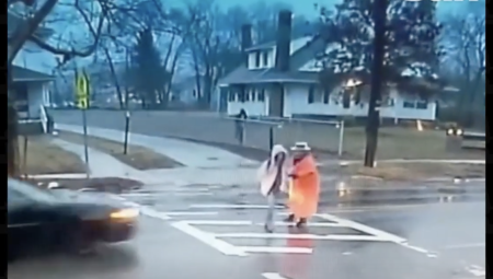 فيديو٬ منظمة سير بطلة تنقذ طالبا بأعجوبة من الموت