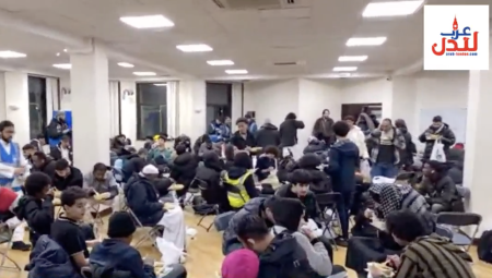 لندن: إفطار رمضاني جماعي يجمع مئات المسلمين البريطانيين خارج مسجد فنسبري بارك