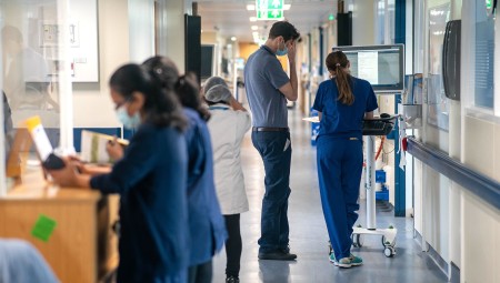 NHS  تقلص عدد الوظائف والأسرّة لسد عجز قيمته 3 مليارات جنيه إسترليني