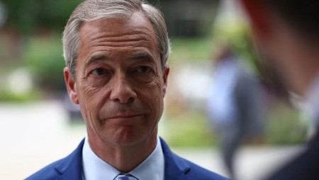 فاراج يدعو لحظر الصلاة الجماعية في الأماكن العامة ويشعل جدلاً واسعًا