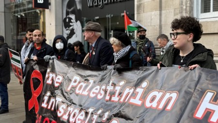 نشطاء يتظاهرون أمام سفارة الاحتلال في لندن تضامناً مع الأسرى