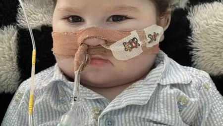 وفاة طفل يبلغ عاما بعد أمر من المحكمة بفصل أجهزة التنفس عنه