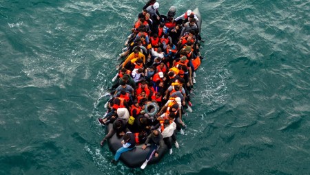 مصرع أربعة مهاجرين في غرق قارب صغير بالقناة الإنجليزية قبالة سواحل بولون