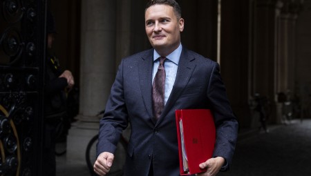 الأطباء المقيمون يواصلون الإضراب في إنجلترا بعد رفض عرض وزير الصحة