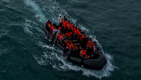 عبور أكثر من 500 مهاجر القناة الإنجليزية في يوم واحد